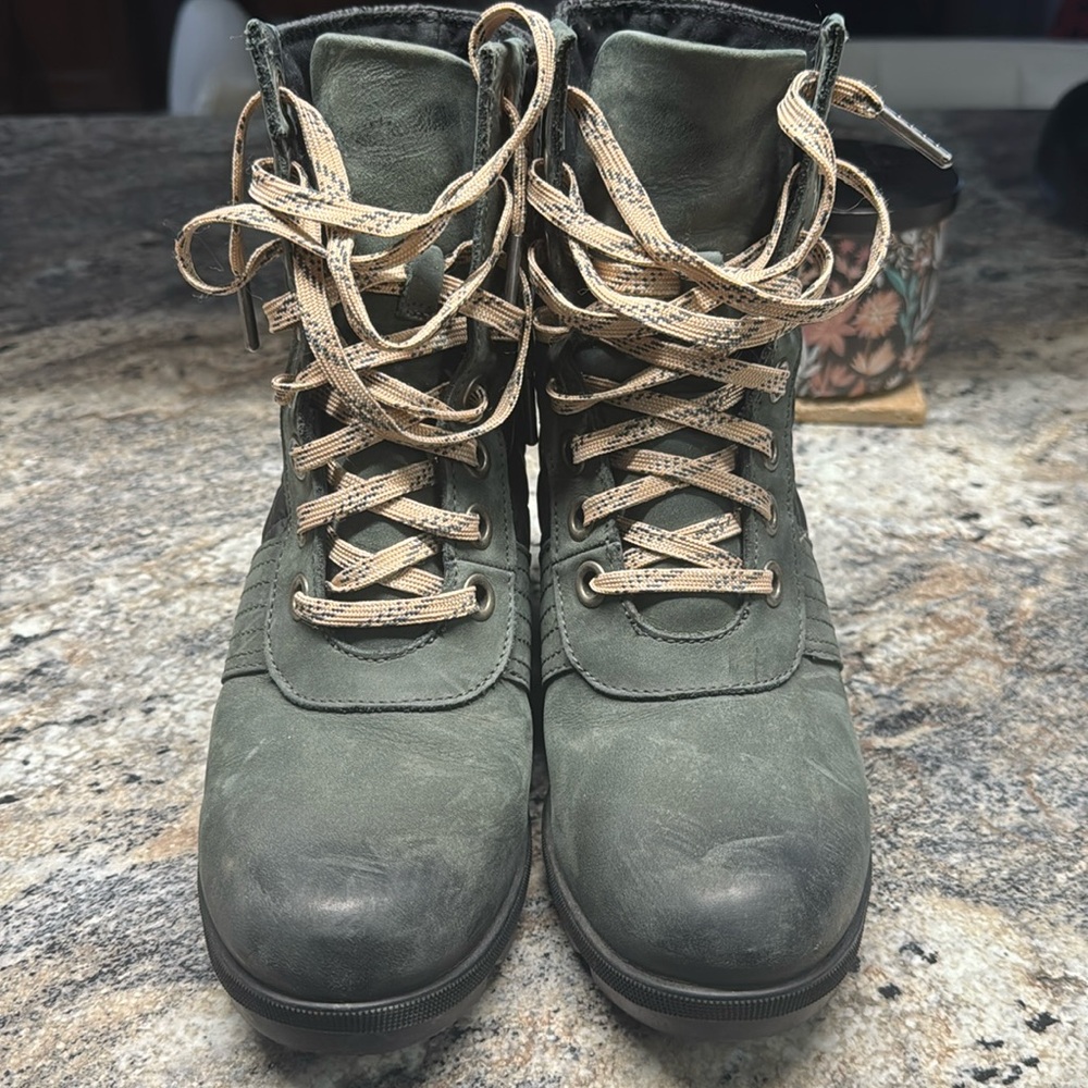 Sorel Boots 7.5 in great condition